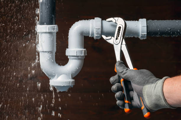 Professional Emergency Plumber technician working in Keego Harbor, MI